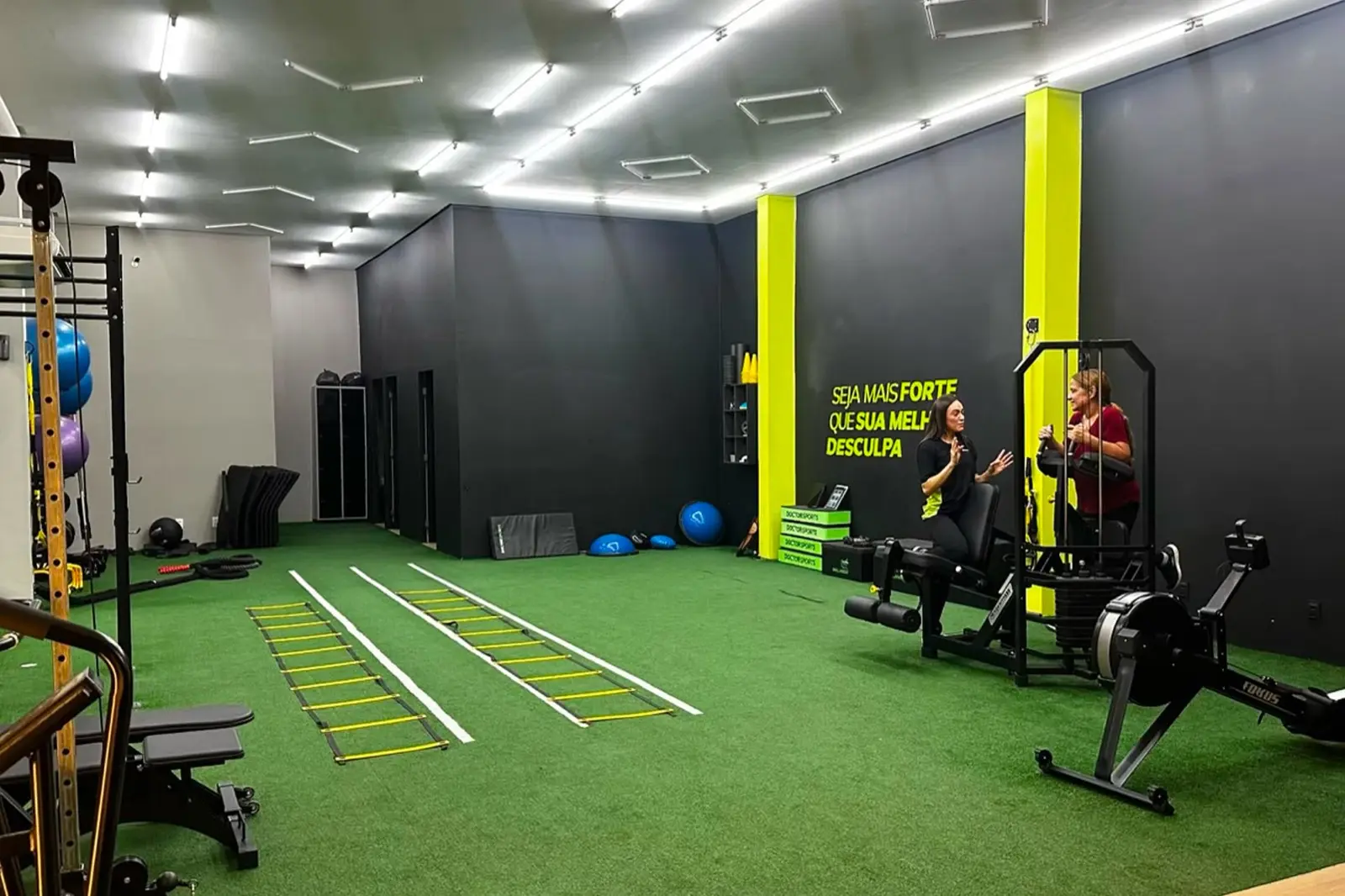 Aluna e profissional de Educação Física em treino personalizado no estúdio DoctorFit de Icaraí